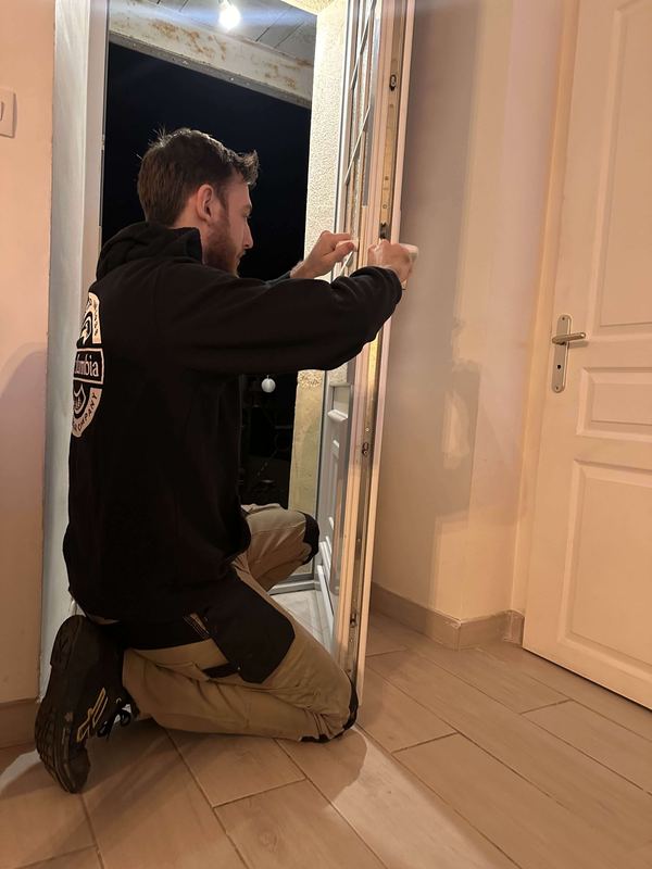 Steven, artisan CleZen, en intervention sur une porte-fenêtre vitrée